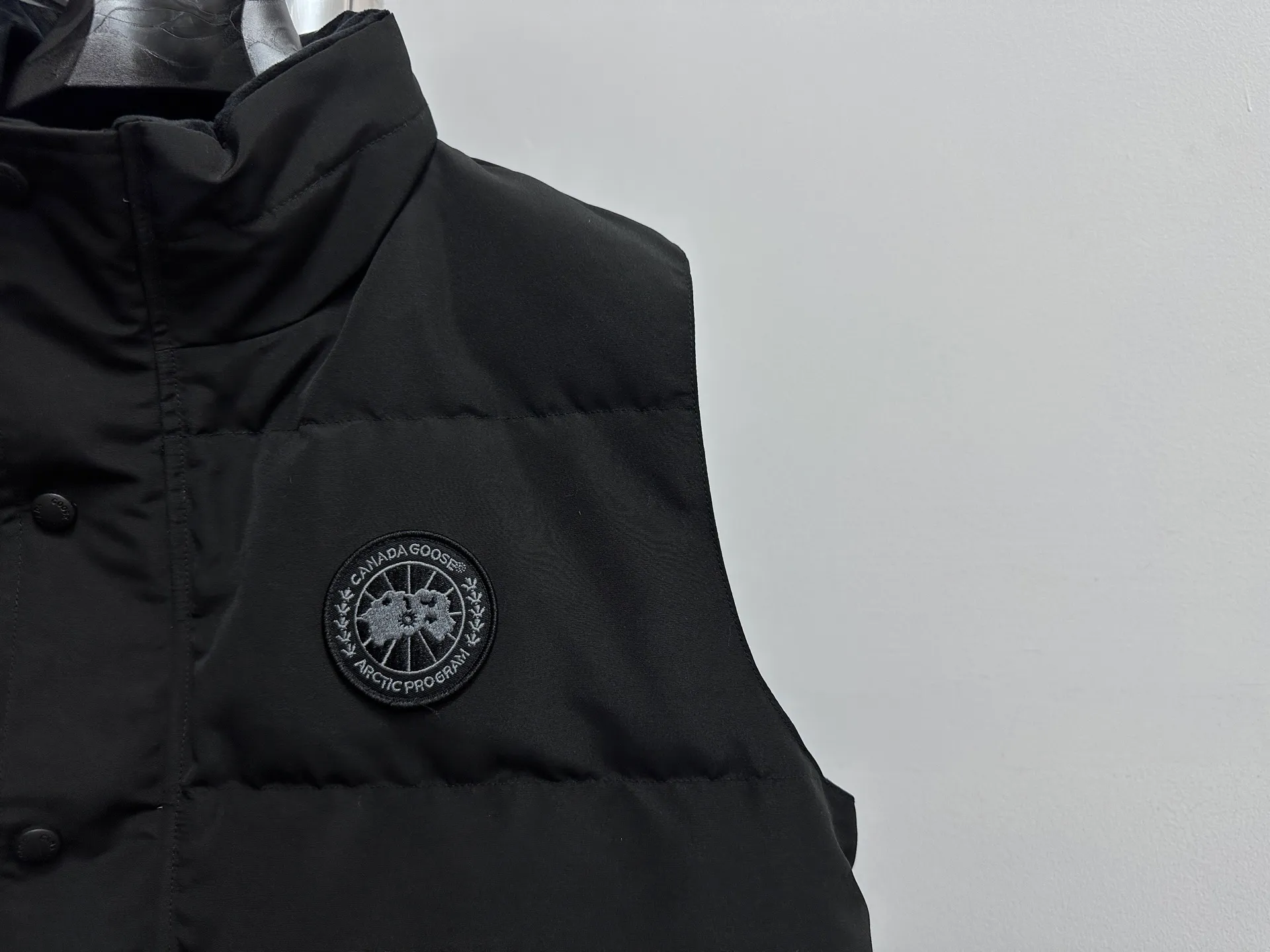P360 [Canada Goose] Canada Goose black label #Freestyle Crew 4151mb men’s and women’s vest down ➖ Imported Behringer embroidery machine with customized 10,000-needle embroidery label! ➖ Imported 21-count polyester-cotton blended original fabric, using Feather-Light 10D waterproof coating fabric, made of 84.5% polyester fiber and 15.5% cotton, 100% the best feel in the entire network! ➖ The genuine official website uses the national standard 80 white duck down, and will never be misled by false claims such as 90 down or goose down! ➖ 100% nylon nylon lining with double double-layer sealing design to prevent velvet from running away. Top-grade polar fleece is used in the collar and pockets to keep warm and comfortable! ➖ Yoshida YKK provides original custom-made electroplated sliders. YKK two-way lockable zippers are tight and smooth and will not peel off paint! ➖ 3M composite original Velcro is durable, and all accessories and hardware are disassembled and customized! ⛔No slander, no exaggeration, no need for too much copywriting, because it is focused, it is professional!  SIZE: XS S M L XL XXL